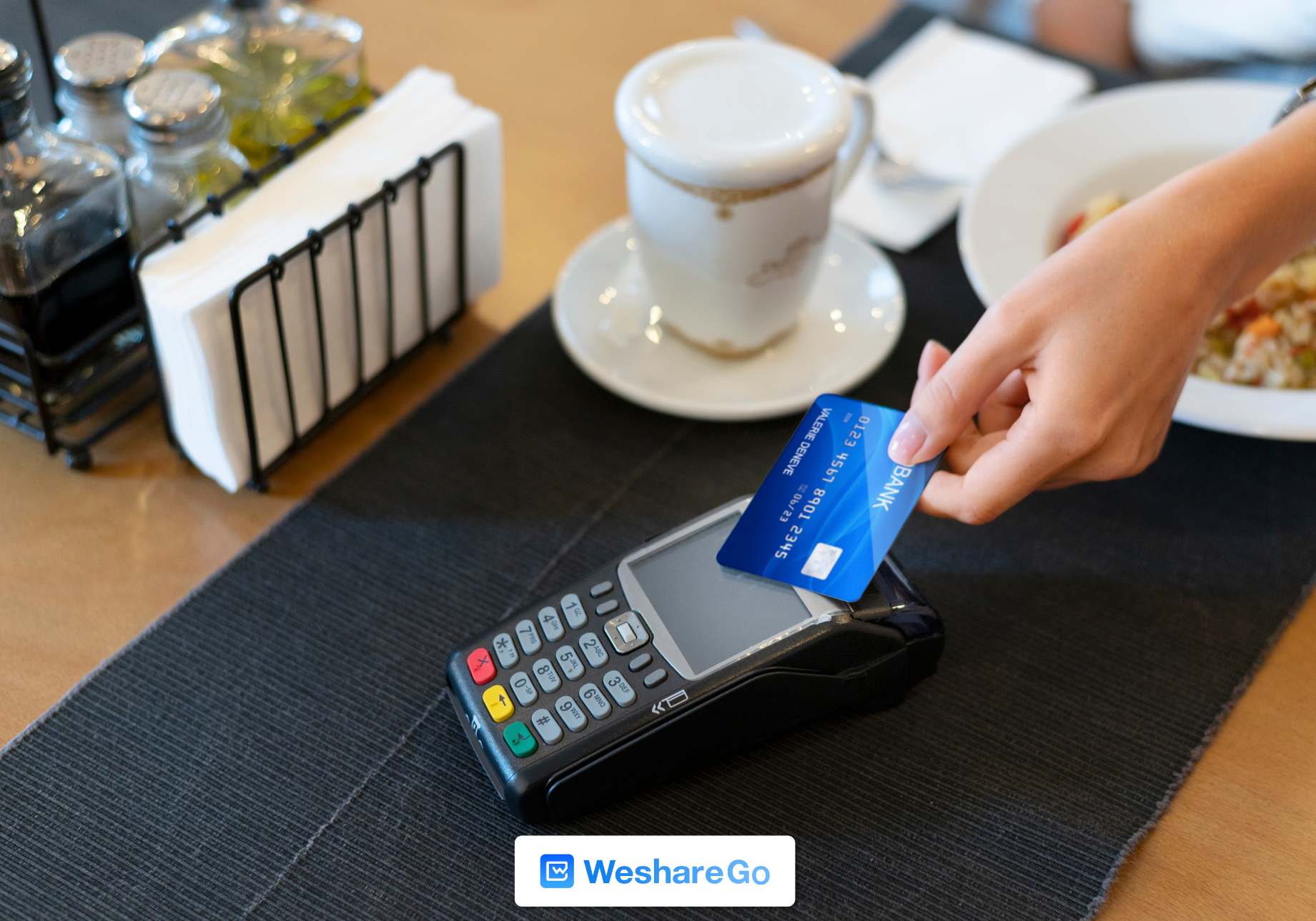 Persona pagando con tarjeta de crédito 