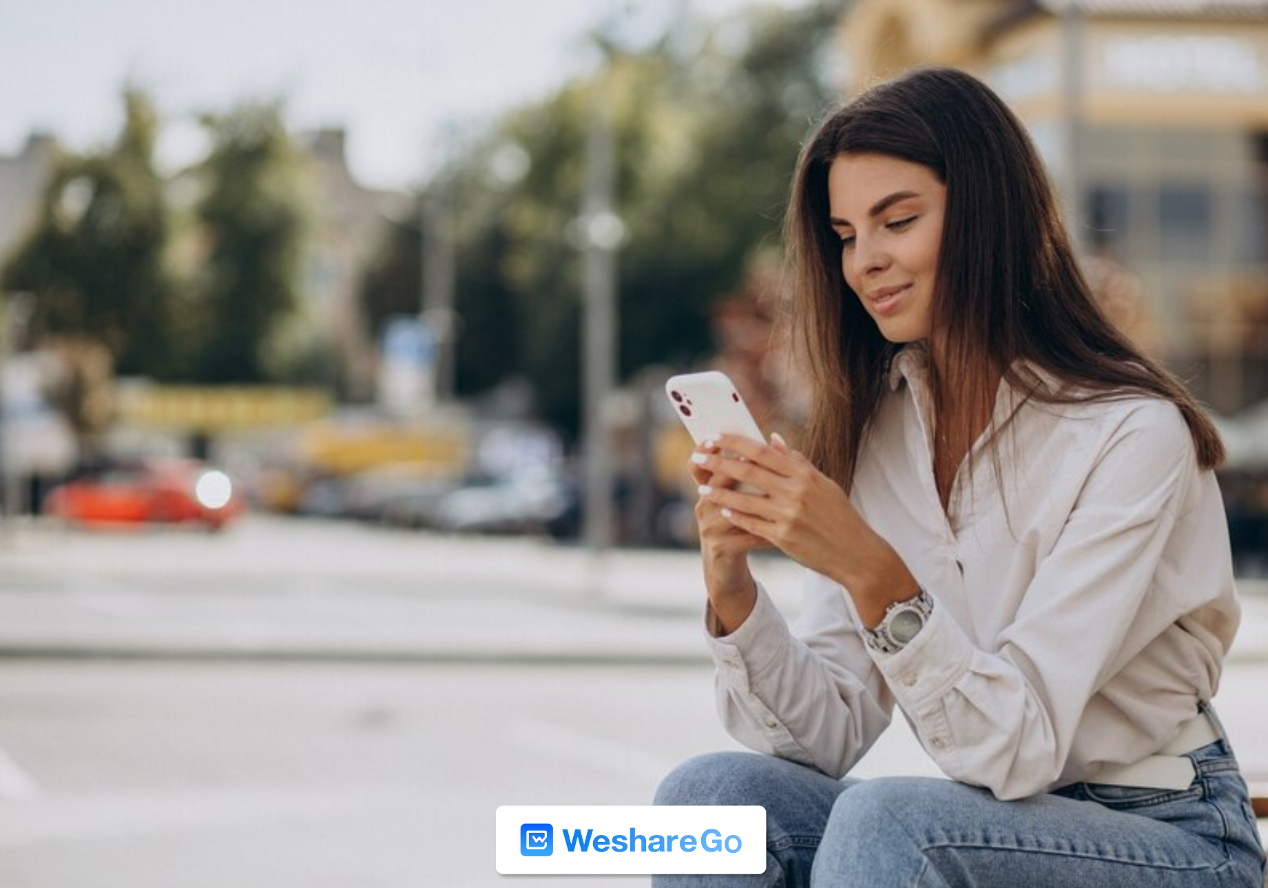 Mujer feliz con un celular en mano