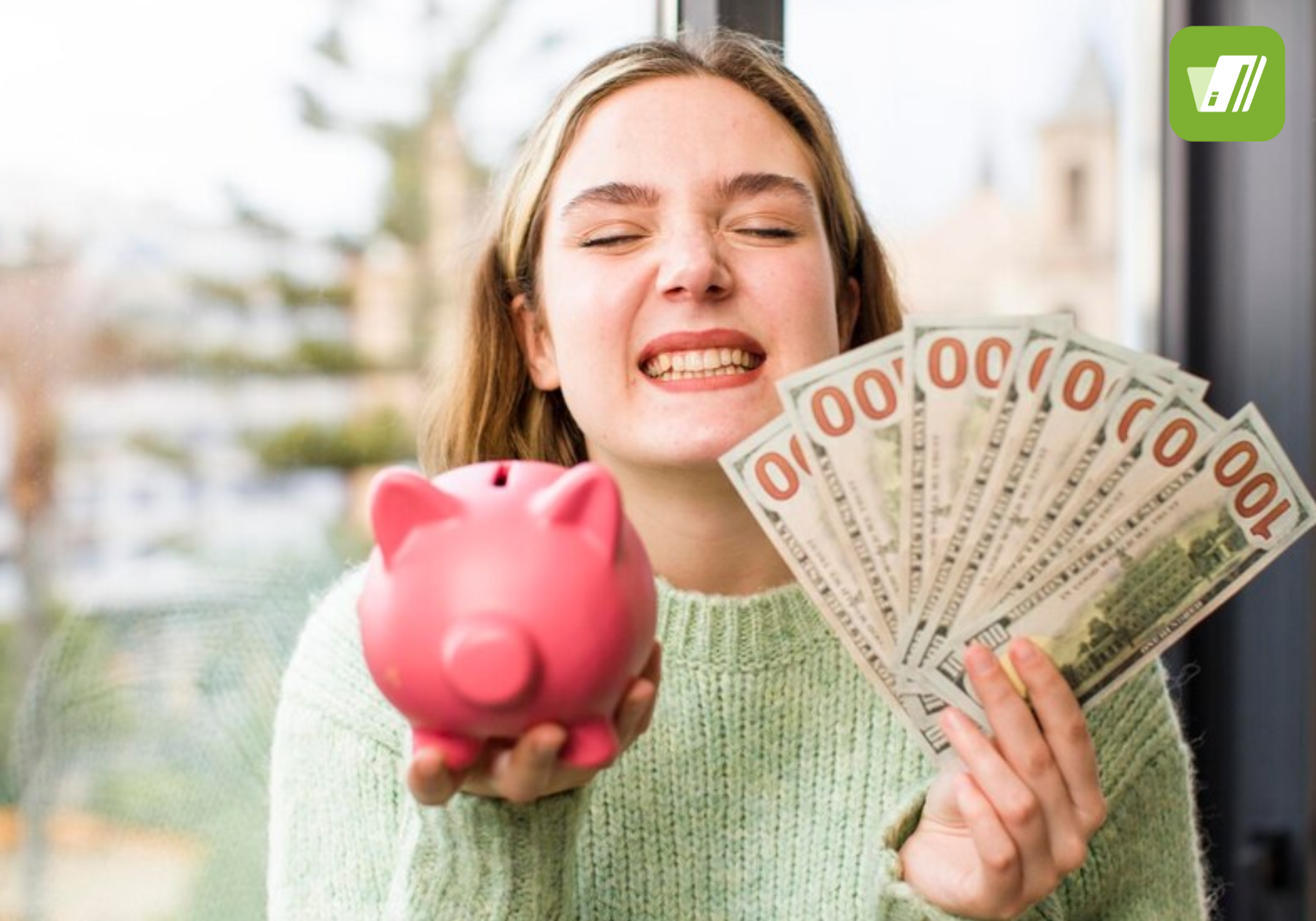 Mujer feliz con su ahorro financiero